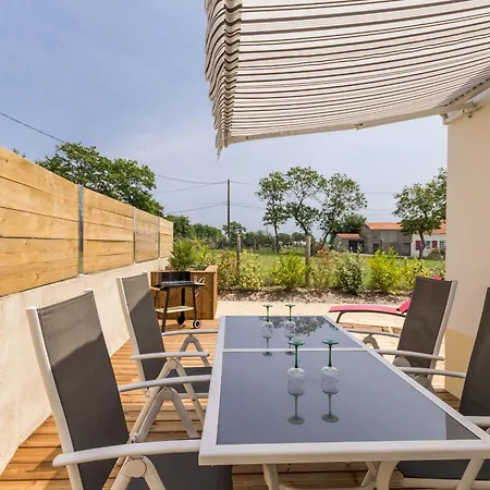 Holiday home Charmante Maison Renovee, Au Calme Avec Jardin, A 20 Km De La Et 35 Km De Nantes - Fr-1-306-1190